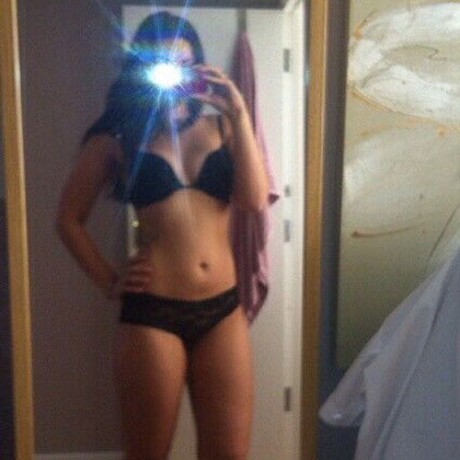 Sabine tar en selfie p sin vakra kropp