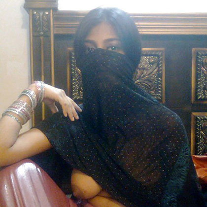 Vill du uppleva äkta arabisk sex med en sexig muslimsk tjej med former