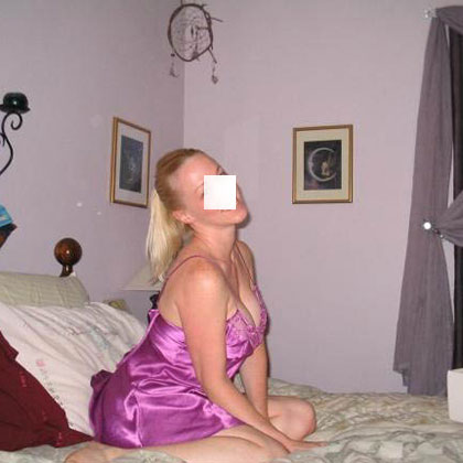 Diana i sexigt nattlinne p� s�ngen