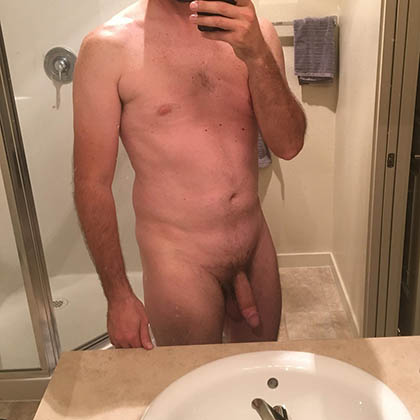 Emil söker en fördomsfri, trevlig, het kvinna för ohämmad sex