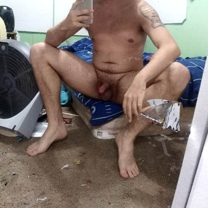 Andreas vill träffa en kvinna, men hans dröm är ha flera tjejer samtidigt