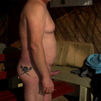 Johnnie vill fylla alla era hål och slicka era saftiga fittor